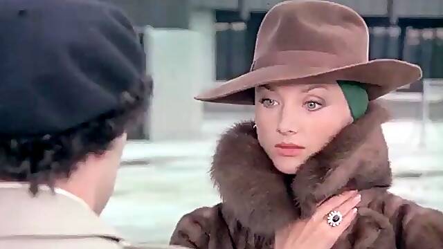 Quick sex with a rich lady in a sable coat