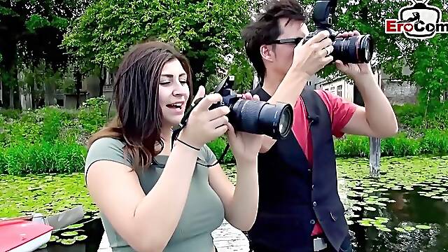 Alterer Herr Gibt Sich Als Fotograf Aus Und Schleppt Frau Ab