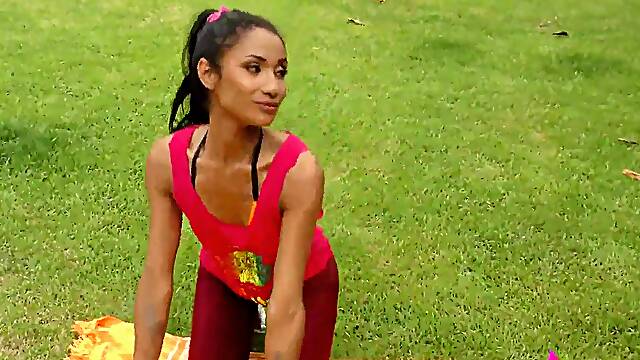 Training the booty of the horny Niara Pessanha outdoors with anal and DP