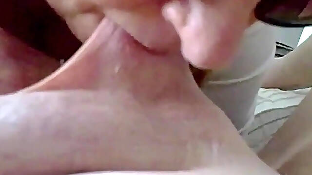Blondie pinches hard nipples while giving a blowjob