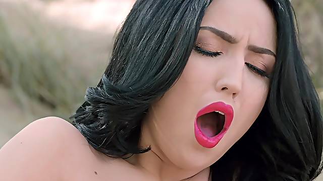 Brunette model Jade Baker loves to play solo while in the outdoors