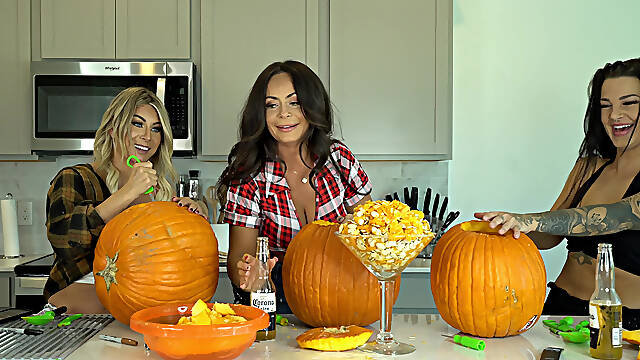 Kiki Mariah_970 Evelin Carve Pumpkins Nude Photoshoot After